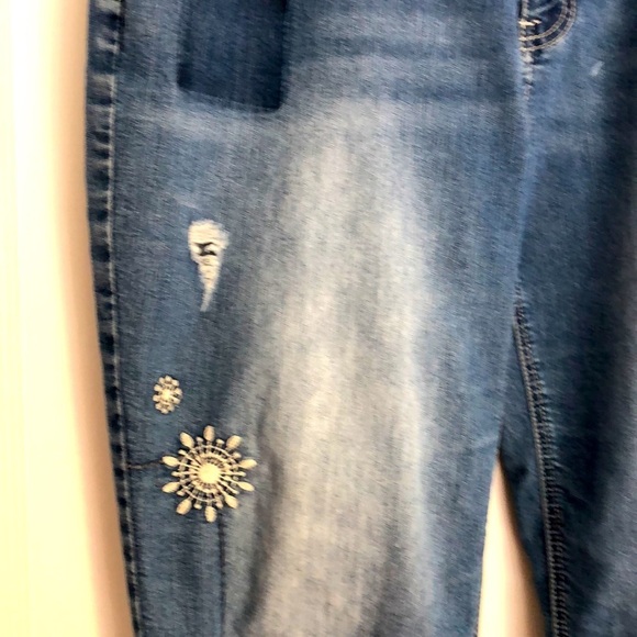 LOVE INDIGO cropped oversized jeans. Distressed, embroidered embellished summer - Picture 11 of 12